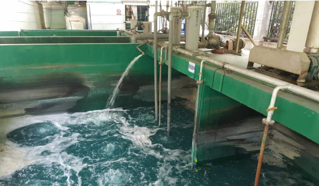 （圖：電鍍廢水泡沫現(xiàn)場(chǎng)）