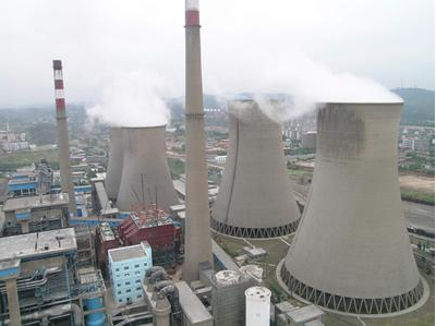 （圖：電廠脫硫現(xiàn)場(chǎng)工作）