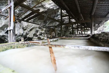 （圖：造紙工藝起泡場景）