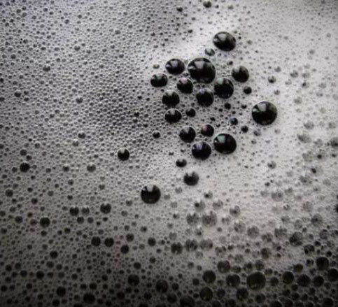 （圖：切削液泡沫）