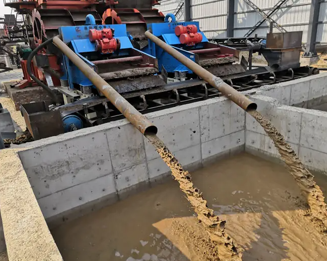 （圖：盾構(gòu)泥水分離清洗現(xiàn)場(chǎng)）
