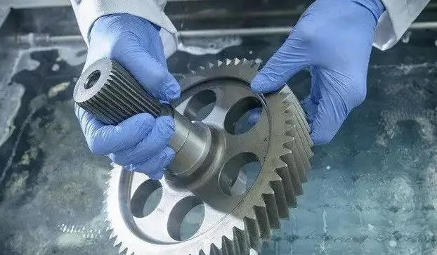 （圖：金屬清洗現(xiàn)場）