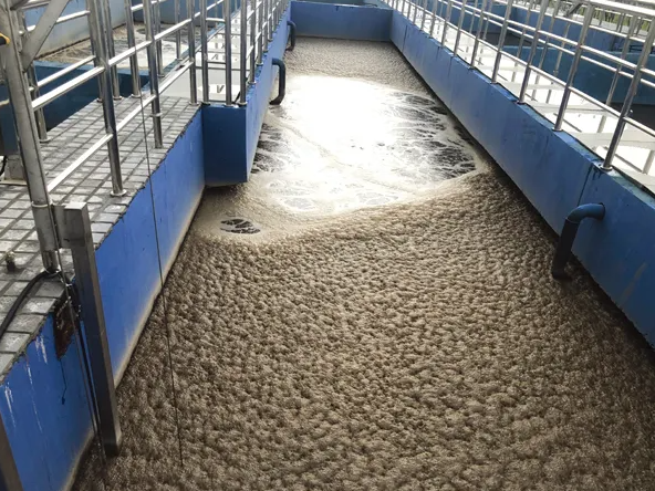 （圖：污水處理泡沫）