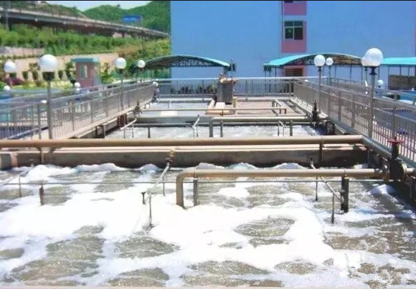 (圖:污水曝氣池產(chǎn)生大量泡沫)