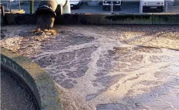 （圖：垃圾滲濾液污水泡沫）