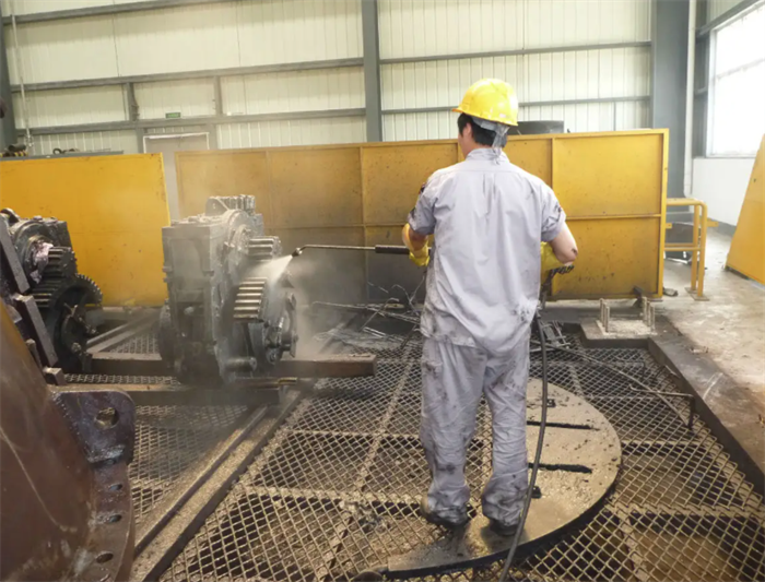 （圖：高壓噴淋清洗現(xiàn)場(chǎng)）