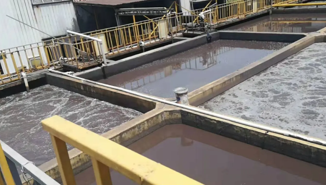 （圖：生化污水曝氣池處理現(xiàn)場(chǎng)）