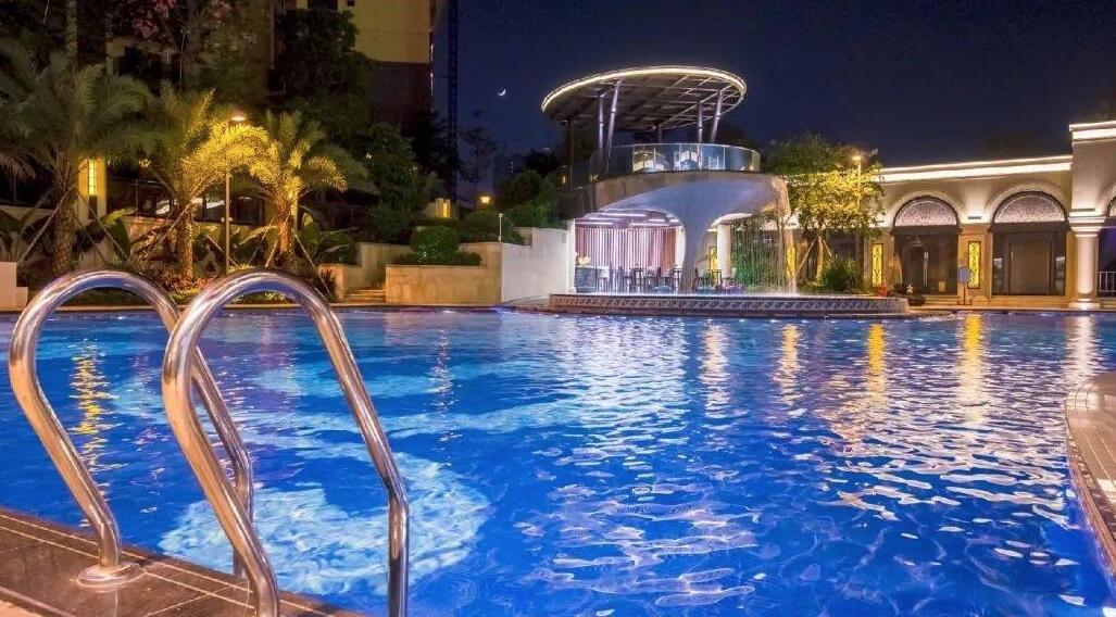 （圖：游泳池有大量泡沫）