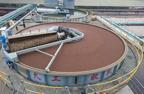 （圖：電廠爐渣廢水處理池起泡場(chǎng)景）